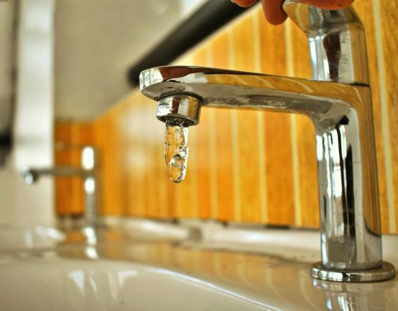 Pexels | Agua saliendo del grifo.