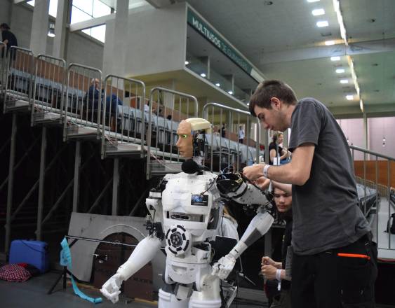 Pexels | Un hombre repara un robot de última tecnología.
