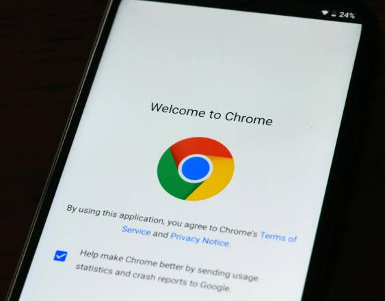 Pexels | Un celular con la apliacción de Google.