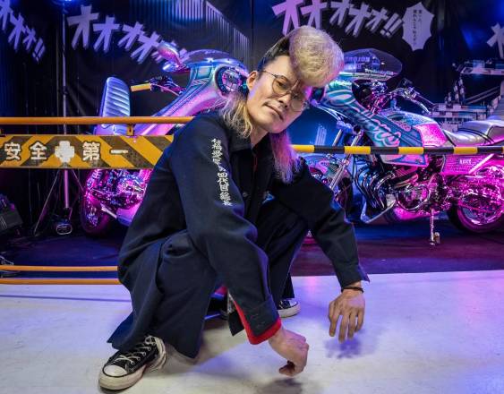 YUICHI YAMAZAKI / AFP | El comediante Satoru Saito posando en un evento que se puede traducir como la “Gran Exposición Yankii”, en Saitama.