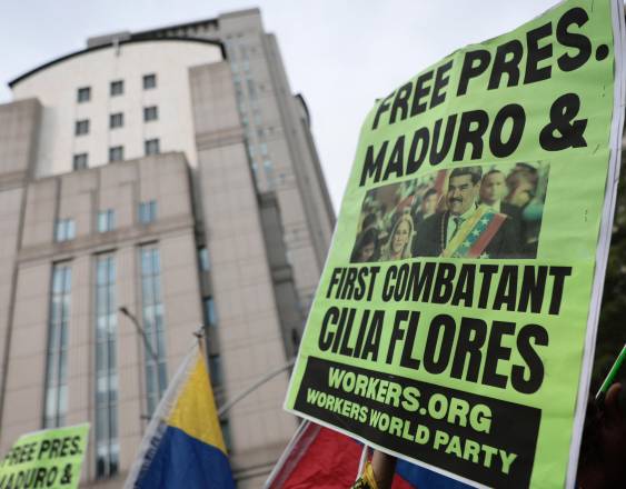 Partidarios del depuesto presidente venezolano Nicolás Maduro se manifiestan frente al Tribunal Federal Daniel Patrick Moynihan.