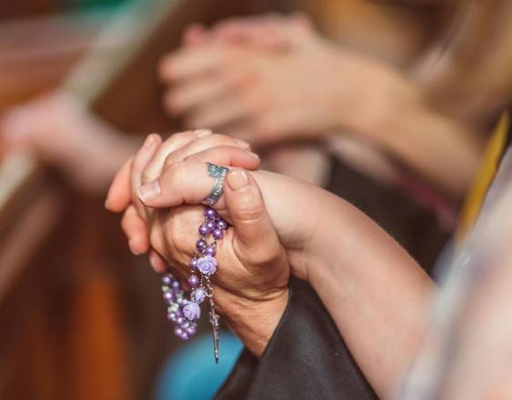 Pexels | Personas se sostienen las manos mientras realizan una oración en una actividad en una iglesia.