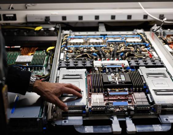 AFP | Mark Carroll, director de ingeniaría en el Amazon Web Services Annapurna Labs.