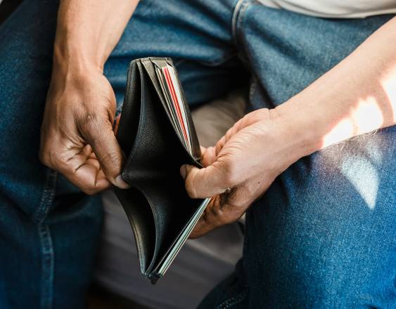 Pexels | Persona abre una cartera y no tiene dinero.