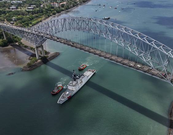 AFP | Barco cruzando por debajo del Puente de las Américas.