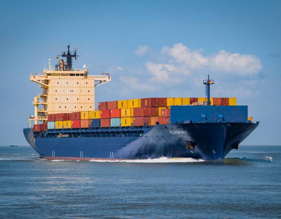 PEXELS | Un buque portacontenedores navegando en alta mar.