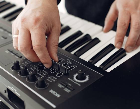 La industria musical lanza una clasificación para contenido generado con IA
