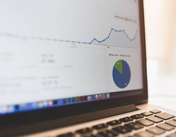 PIXABAY | Una computadora con estadísticas.