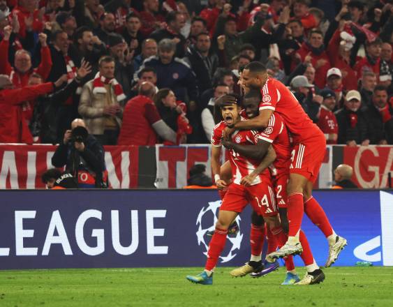 AFP | El delantero colombiano Luis Diaz (i) celebra junto a sus compañeros del Bayern Munich alemán tras marcar un gol ante el Real Madrid español, ayer en el duelo de cuartos de final de la Champions.