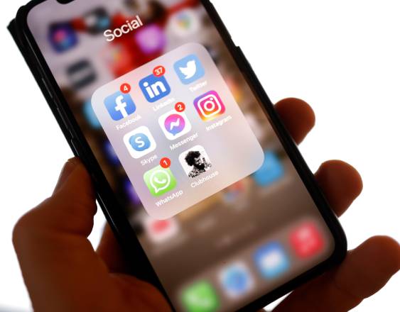 AFP | Las diversas aplicaciones de redes sociales en la pantalla de un teléfono.