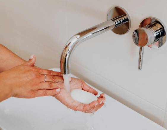 PEXELS | Una persona lavándose las manos.