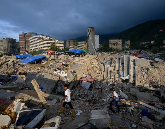 AFP | Vista panorámica de edificios derrumbados tras los dos terremotos en Venezuela que dejaron más de 500 muertos.