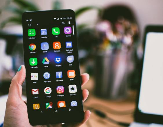 Pexels | Una persona revisa las aplicaciones de su teléfono.