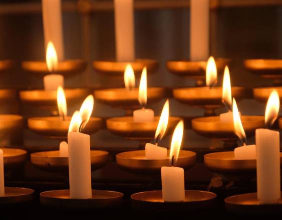 PEXELS | Velas encendidas como un gesto profundo de espiritualidad, fe y recogimiento interior. La luz de cada vela simboliza la esperanza que se renueva cada año.