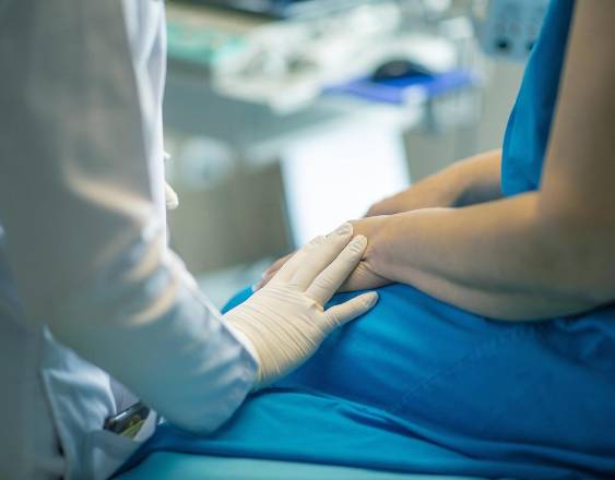 PIXABAY | Una doctora conversa con una paciente previo a la realización de un análisis médico.