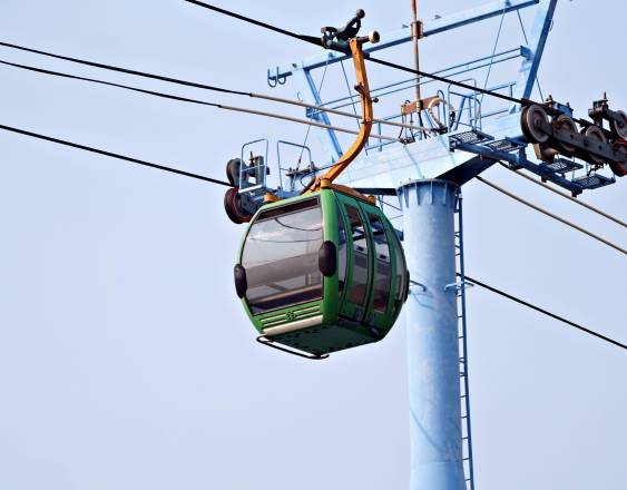 Pexels | Teleférico verde contra un cielo azul.