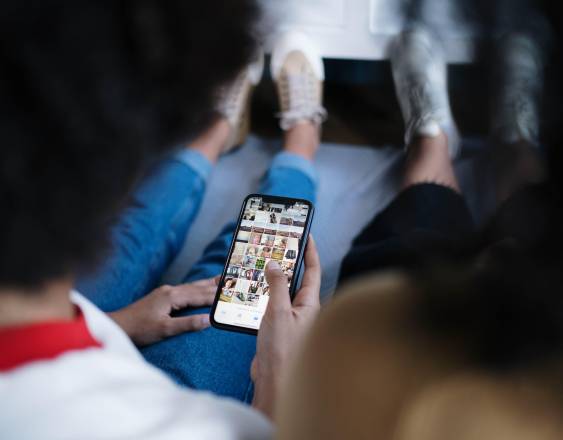 Pexels | Jovenes usando redes sociales.
