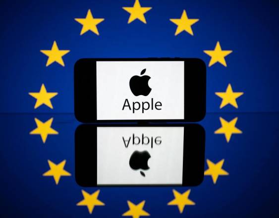 El logotipo de Apple y la bandera europea.