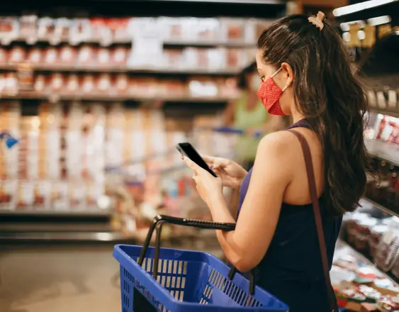 PEXELS | Una mujer realiza compras en un supermercado.