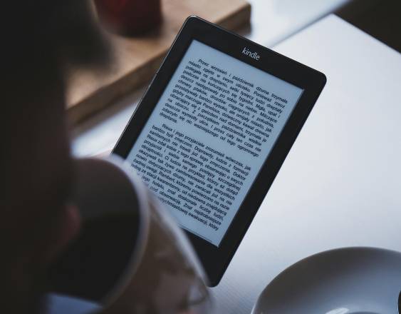 Pexels | Una persona leyendo Kindle.