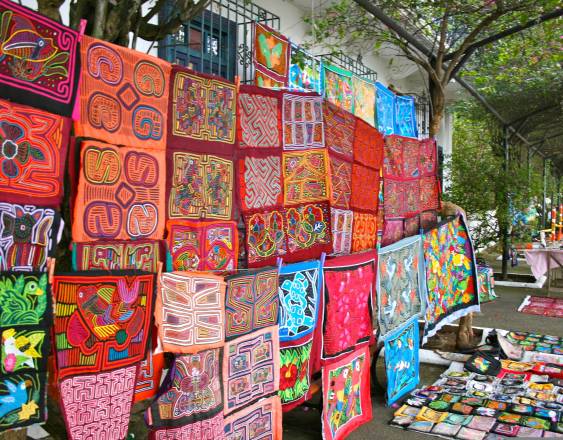 PIXABAY | Un puesto de venta de molas 100% originales ubicado en el Casco Antiguo.