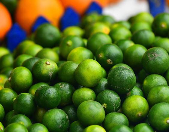 PIXABAY | Limones sobre una mesa vendidos en el mercado.