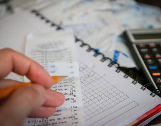 PIXABAY | Revisan una factura.