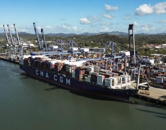 AFP | Un buque portacontenedores en el puerto de Balboa.