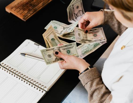 ML | Una persona cuenta dinero.