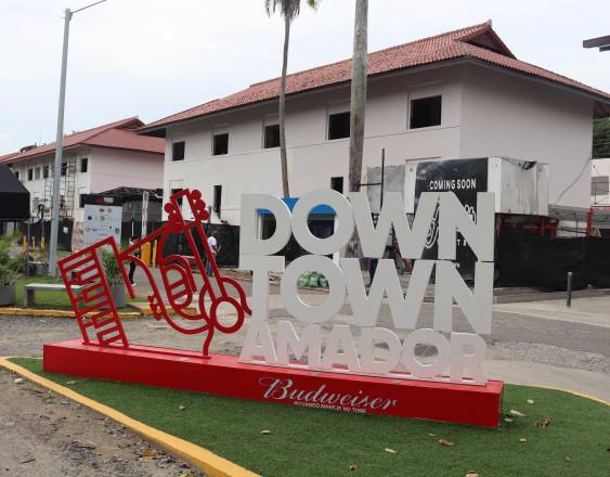 ML | La entrada al Down Town en la Calzada de Amador.