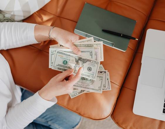 PEXELS | Una persona cuenta el dinero para pagar su hipoteca.