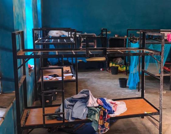 AFP | Literas vacías y pertenencias dispersas dentro de un dormitorio de estudiantes en la escuela católica St. Mary’s en Papiri, gobierno local de Agwarra, estado de Nigeria.
