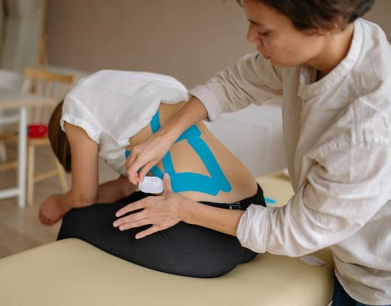 Pexels | Una paciente en consulta médica con la fisioteraputa.