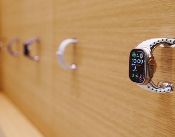 (Foto de ARCHIVO) Apple watch espuestos en la pared de la nueva tienda de Apple.