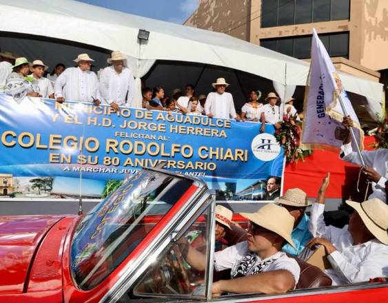 ML | Durante el desarrollo del desfile.