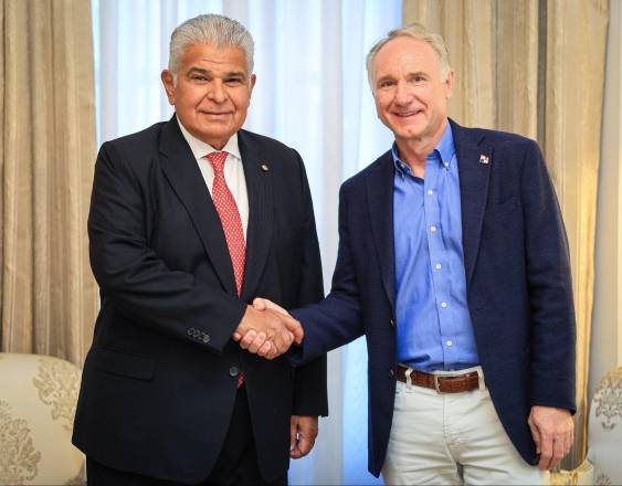 El presidente José Raúl Mulino y el famoso escritor Dan Brown.