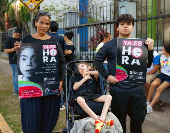 Participantes de la vigilia y de la campaña “YA ES HORA”.