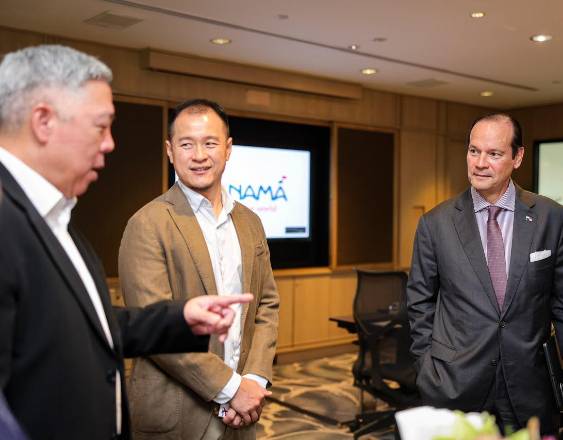 ML | El canciller Javier Martínez-Acha con empresarios de Singapur.
