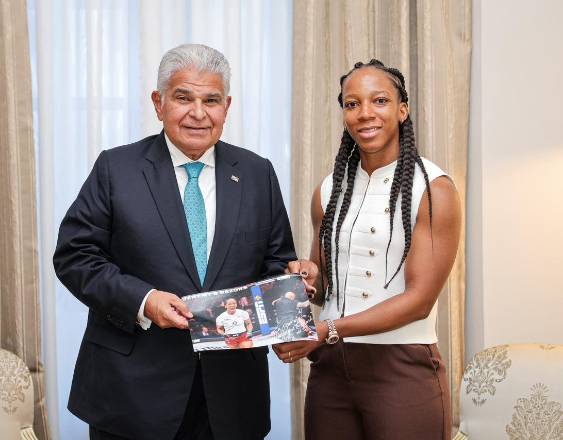 ML | El presidente José Raúl Mulino junto a la peleadora panameña Joselyne Edwards “La Pantera”.