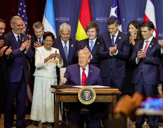 ML | En la firma del acuerdo.