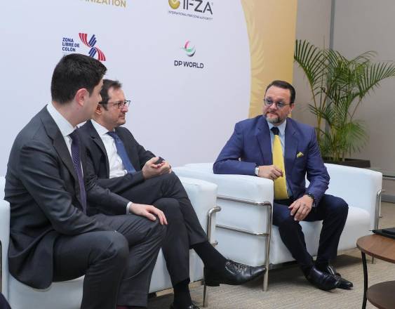 ML | El ministro de Comercio e Industrias, Julio Moltó con representantes de IFZA.