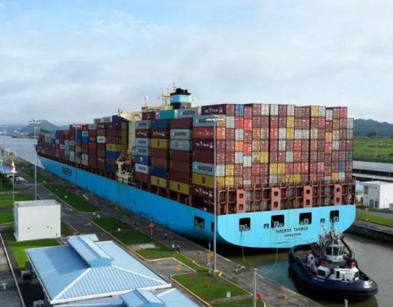 AFP | Un buque portacontenedores pasa por el Canal de Panamá.