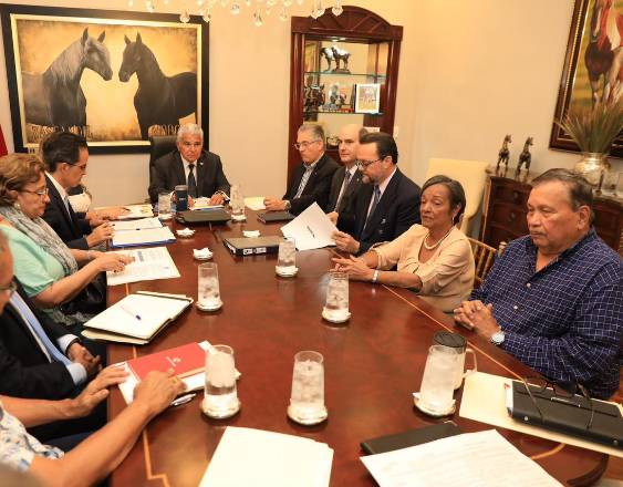 ML | Durante la reunión en Presidencia.