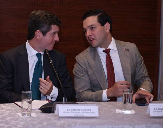 ML | El ministro encargado Carlos Hoyos y el embajador Kevin Cabrera.
