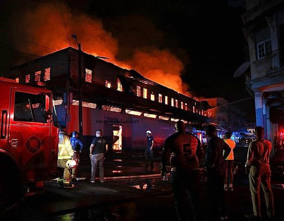 Bomberos se mantienen en labores de remoción de escombros tras incendio de Calle 12 en Colón.