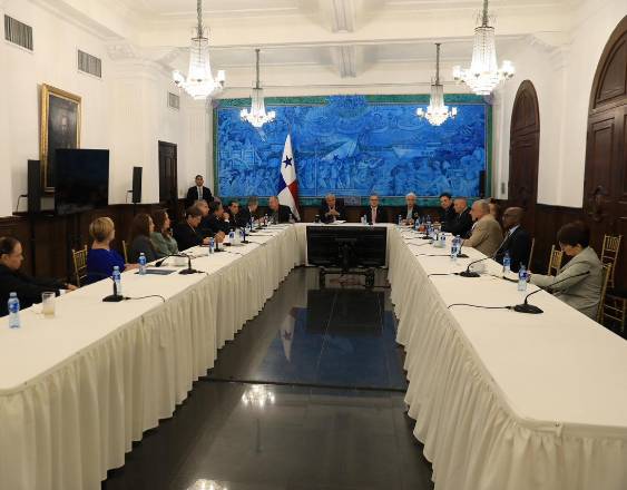 El presidente Mulino se reúne con miembros de la bancada de RM