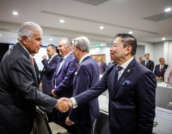 ML | El presidente José Raúl Mulino saludando a empresarios.