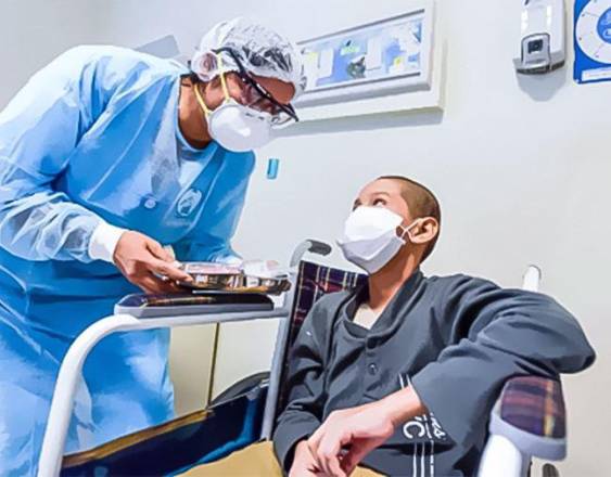 Pixabay | Un doctor atiende a un paciente.