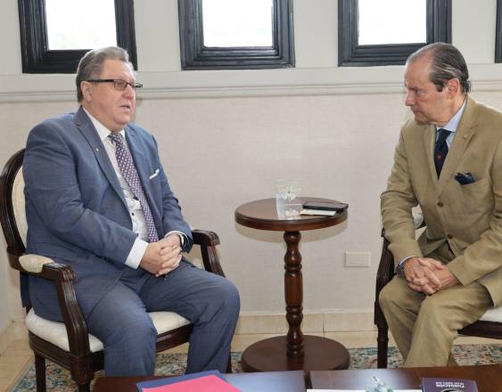 Cancillería aborda con diplomático ruso el riesgo de buques con bandera panameña y la situación de nacionales en combate