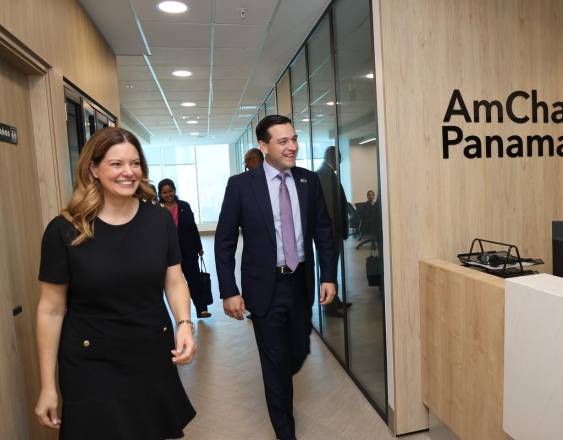 ML | El embajador Kevin Cabrera y Mariela de la Guardia, presidenta de la PanamCham.